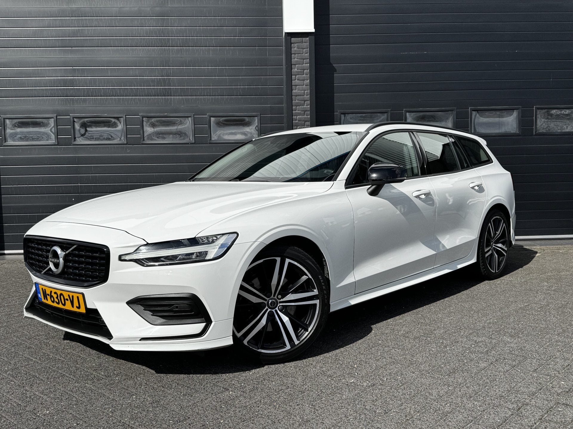 Volvo V60 2.0 B3 163PK Momentum R-Design | Camera | Trekhaak, Dealer onderhouden, Stof, 4 cilinders, 1969 cc