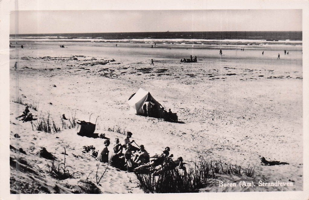 Ameland Hollum - Strandleven met tentje en groepje (1954), Ophalen of Verzenden, 1940 tot 1960, Gelopen, Waddeneilanden