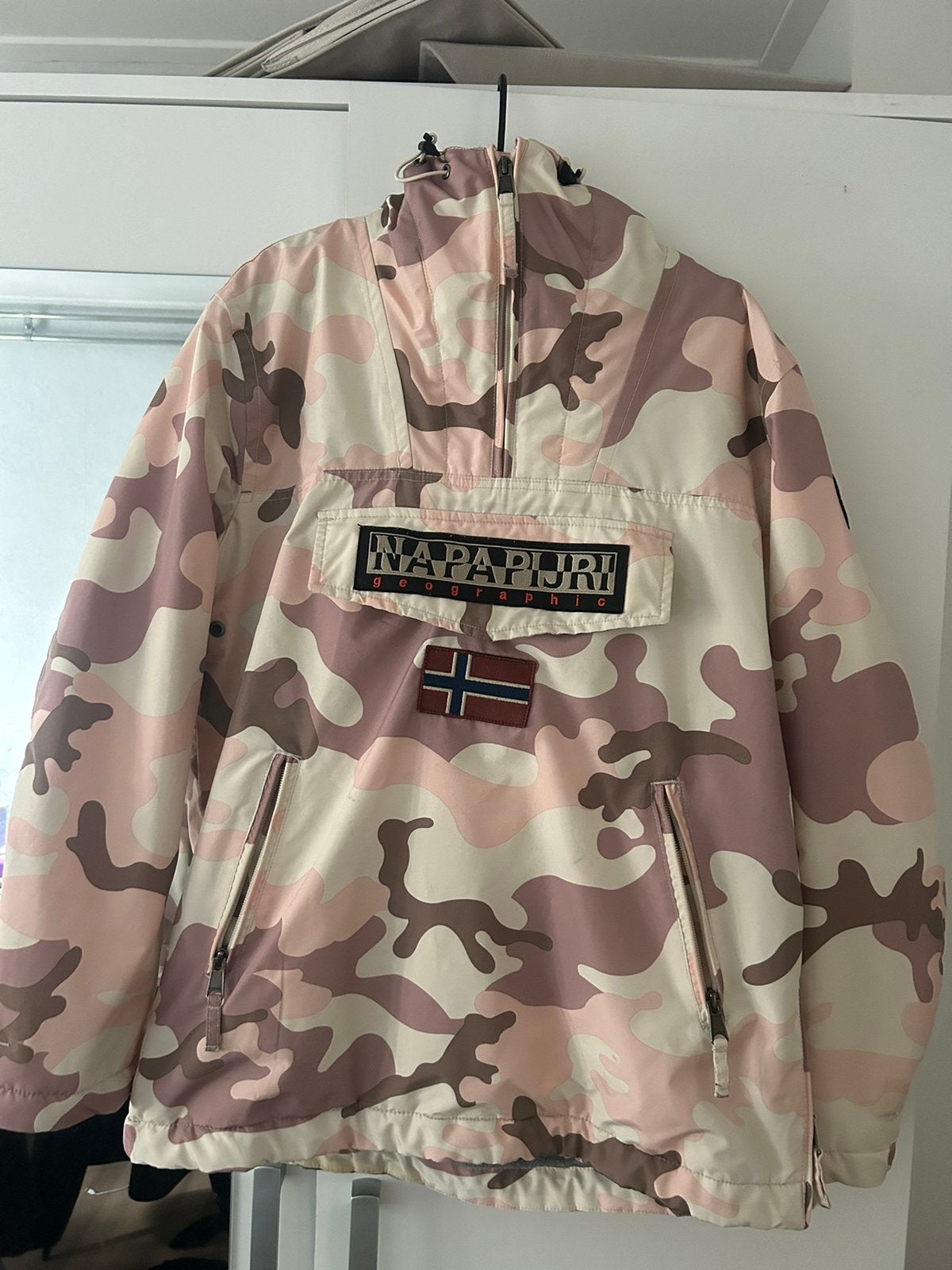 Naparijri jas - dames S - roze legerprint, Kleding | Dames, Jassen | Winter, Ophalen, Zo goed als nieuw, Maat 38/40 (M), Roze