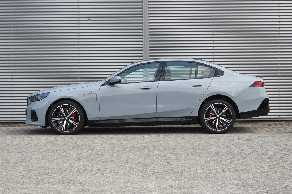 BMW i5 eDrive40 M Sport / Panoramadak / Achteruitrijcamera /, Auto's, BMW, Automaat, Achterwielaandrijving, Zwart, Nieuw