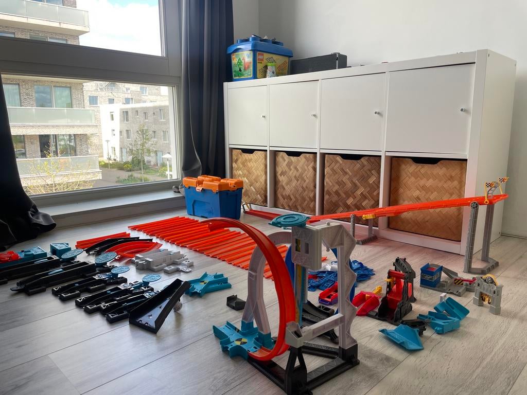 Hot Wheels racebaan met veel onderdelen en auto's, Kinderen en Baby's, Ophalen, Hot Wheels, Handmatig, Met looping