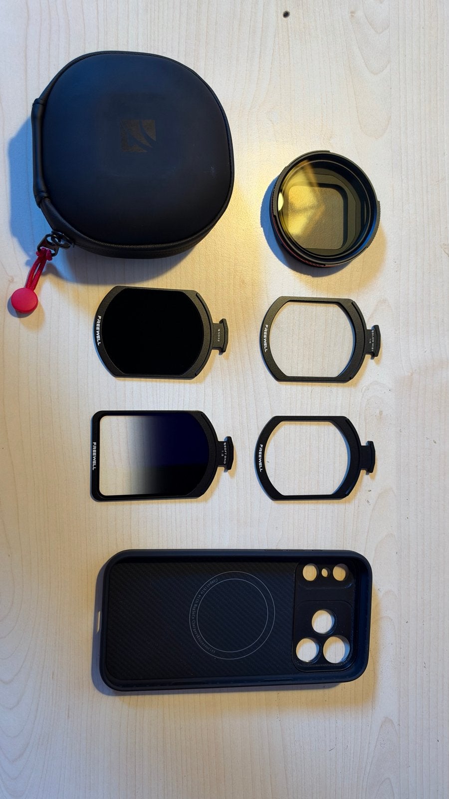 Freewell Pro Hybrid Filter System + Case iPhone 18 Pro Max, Kunststof, Zwart, MagSafe, Overige merken