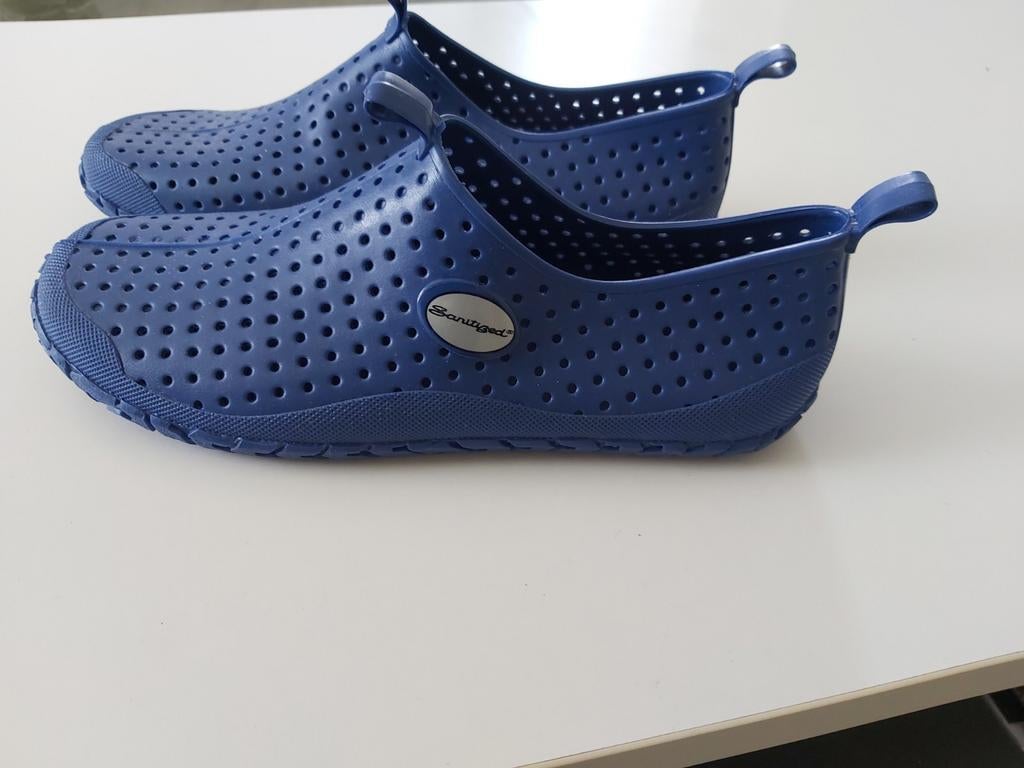 Blauwe Waterschoenen.  Merk Sanitized. Maat 39., Ophalen, Nieuw, Blauw, Bikini