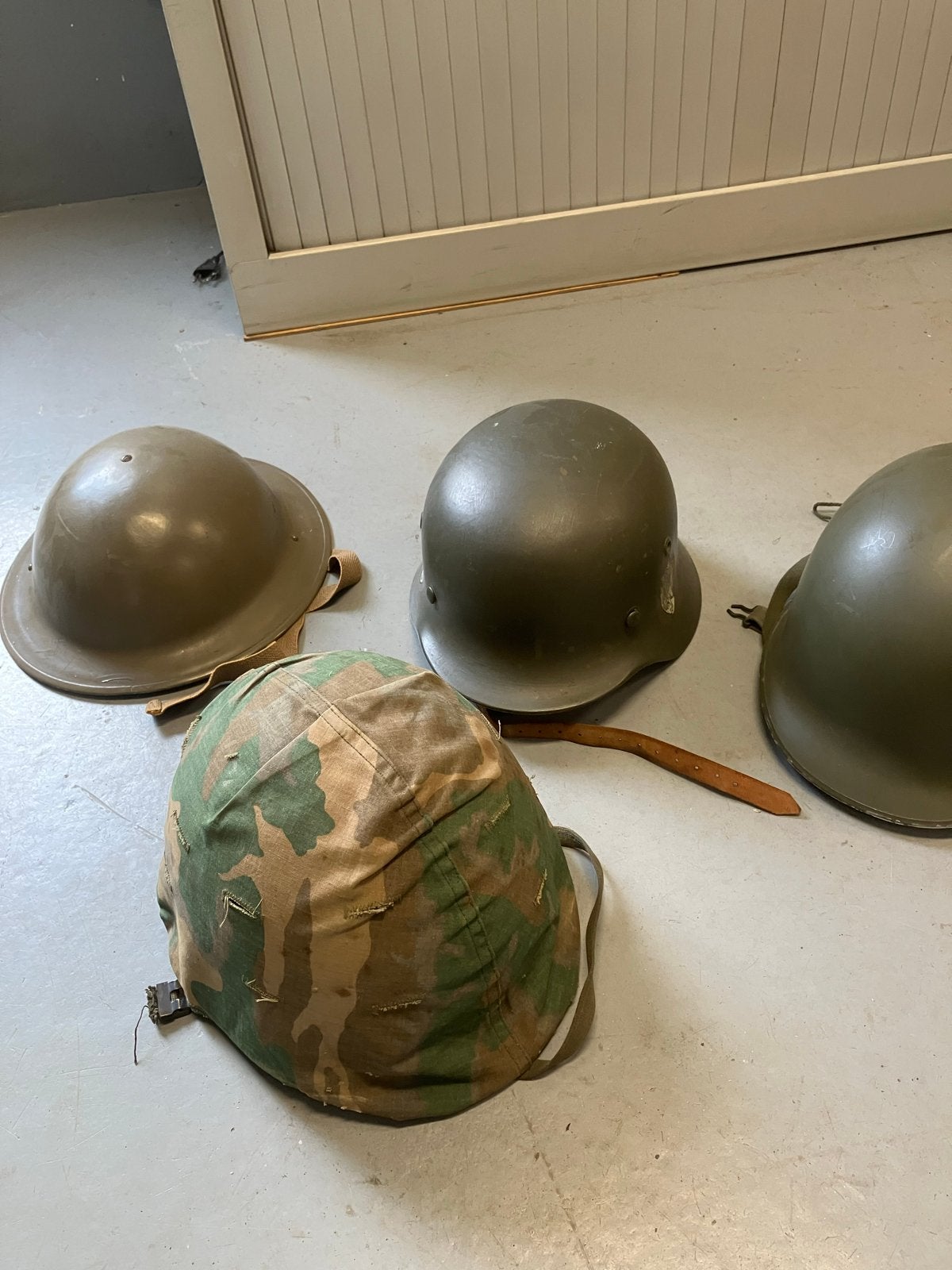 Vier diverse legerhelmen - Militaria collectie, Verzamelen, Ophalen, Landmacht, Overige gebieden, Helm of Baret