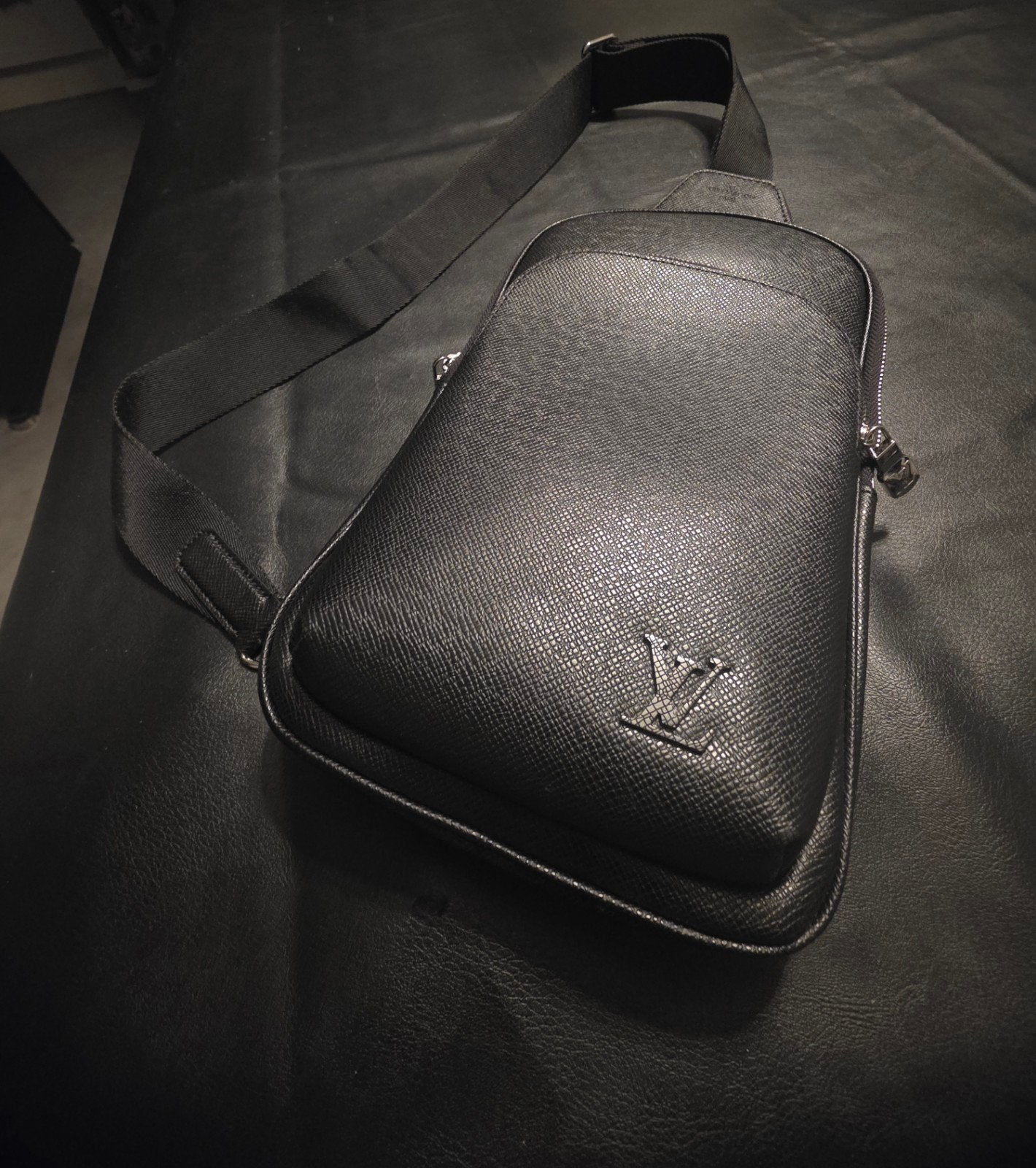 Louis Vuitton Outdoor Sling Bag Zwart, Ophalen of Verzenden, Zo goed als nieuw, Zwart, Schoudertasje
