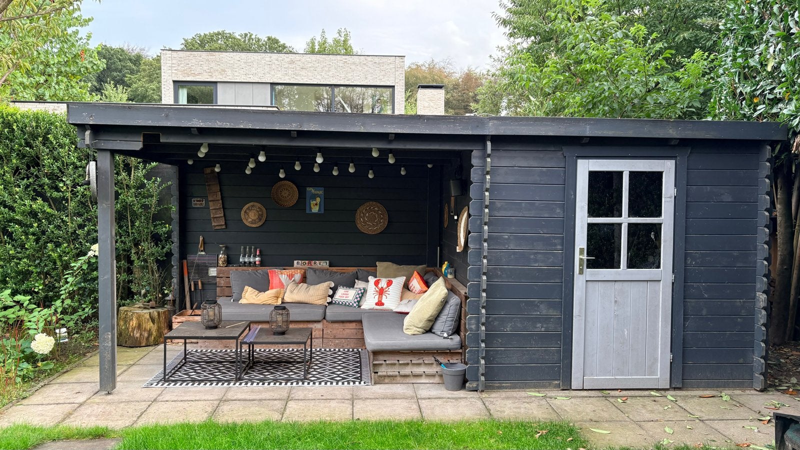 Zwarte blokhut met overkapping, schuur en loungeset, Tuin en Terras, Tuinhuizen, Ophalen, Tuinhuis, 1 raam, 500 cm of meer