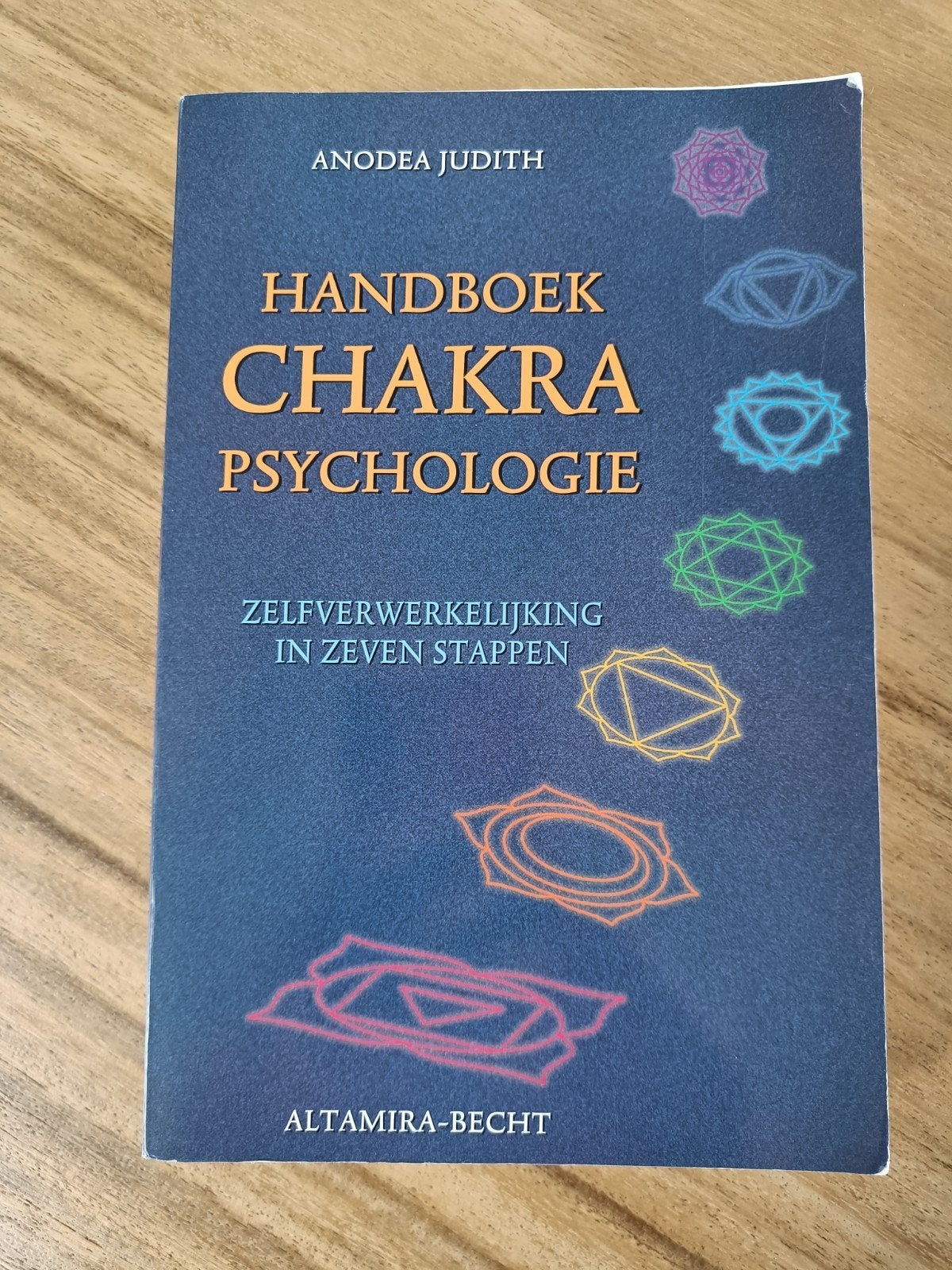Handboek Chakraleer: Zelfverwerkelijking in Zeven Stappen, Boeken, Ophalen of Verzenden, Zo goed als nieuw, Spiritualiteit algemeen