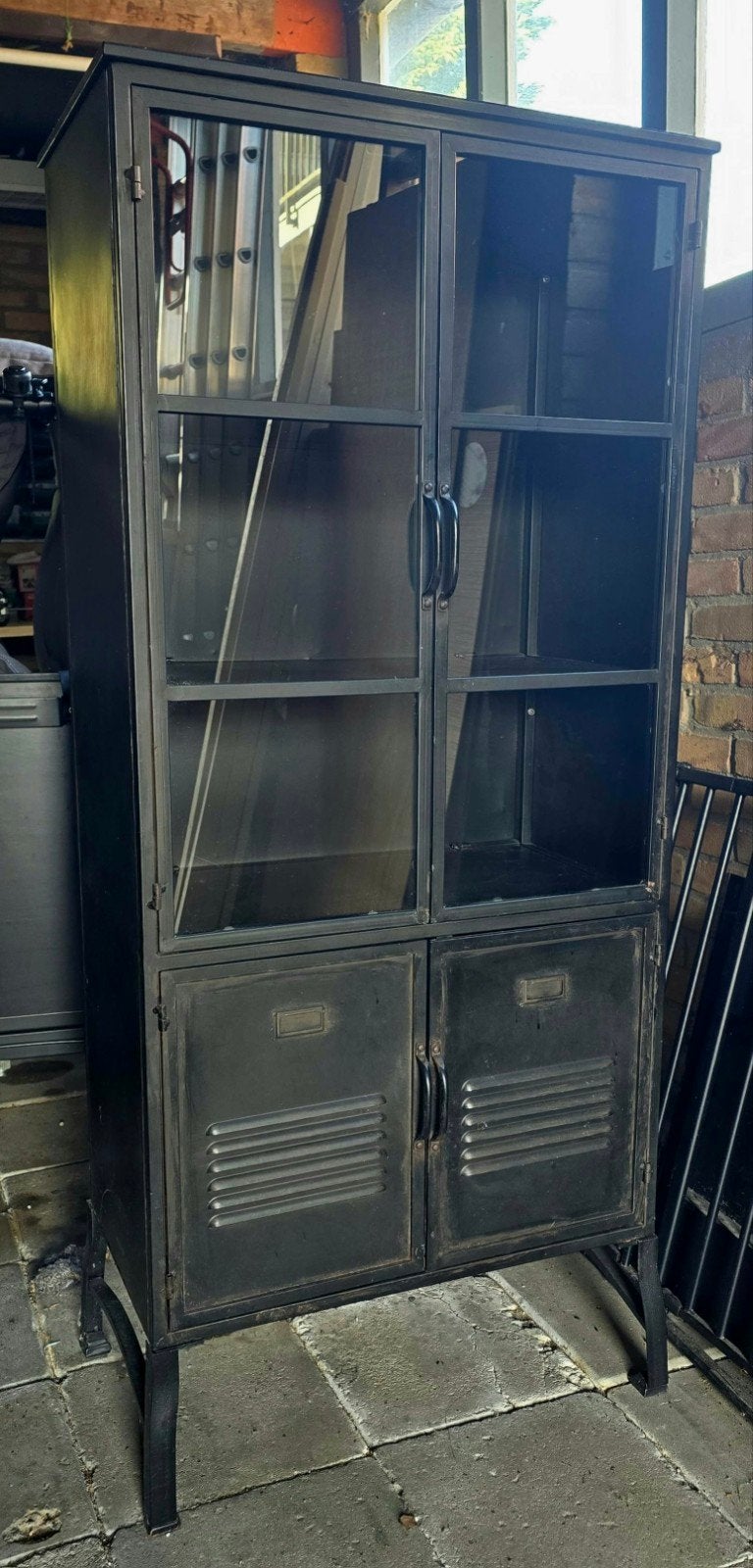 Vitrinekast Max, zwart metaal, (hxbxd) 142x64x38 cm, Huis en Inrichting, Ophalen, Zo goed als nieuw