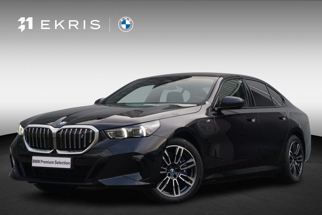 BMW i5 Sedan xDrive40 M Sportpakket 19'' / Panoramadak / Har, Auto's, BMW, Stof, Zwart, 394 pk, Zwart