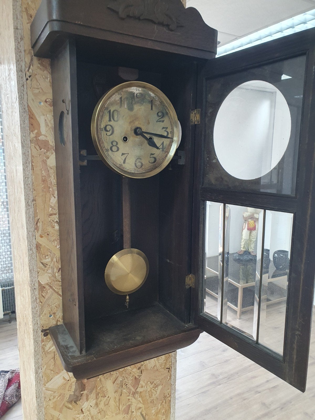 Antieke houten wandklok met slinger, Ophalen