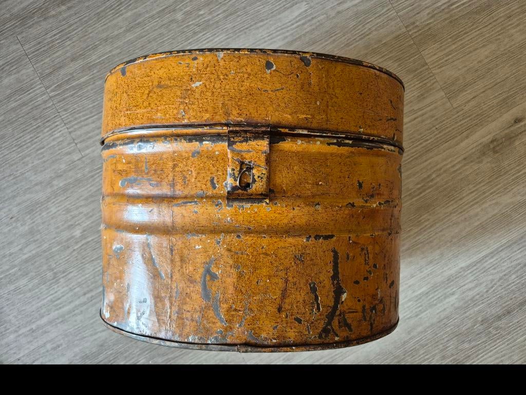 Antieke metalen hoedendoos met deksel, Ophalen of Verzenden