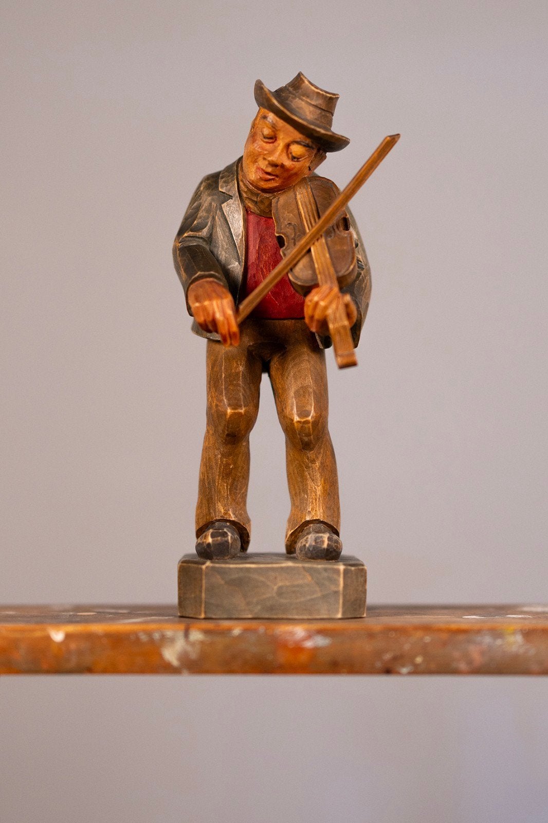 Handgesneden houten beeldje van een vioolspeler en accordeon, Ophalen of Verzenden, Handgemaakt, 20 - 50 cm, Hout