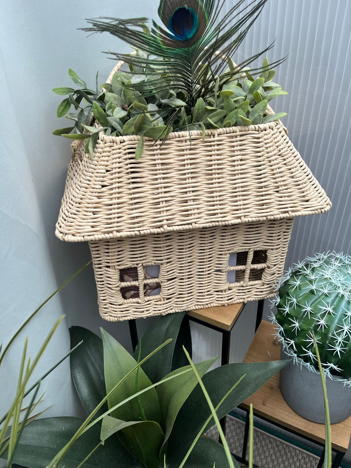 Decoratieve rieten mand in de vorm van een huisje, Ophalen, Gebruikt, Gevlochten, Mand