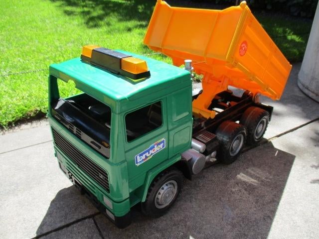 bruder volvo vrachtwagen met kiepbak, Kinderen en Baby's, Speelgoed | Speelgoedvoertuigen, Ophalen, Gebruikt