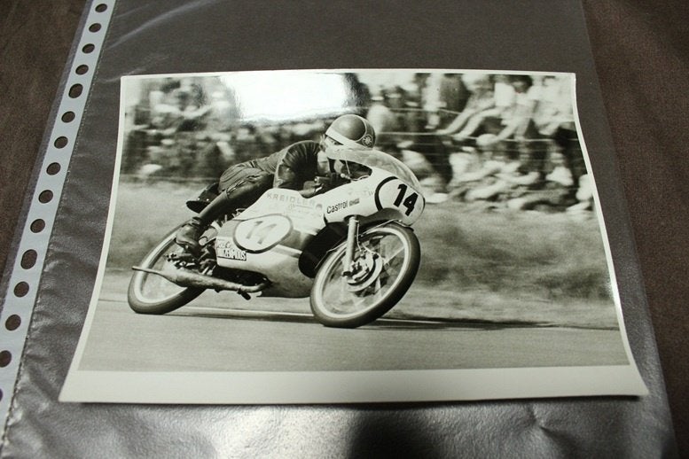 Foto Jan de Vries ?? op Kreidler 50cc racer TT, Ophalen of Verzenden, Gelezen