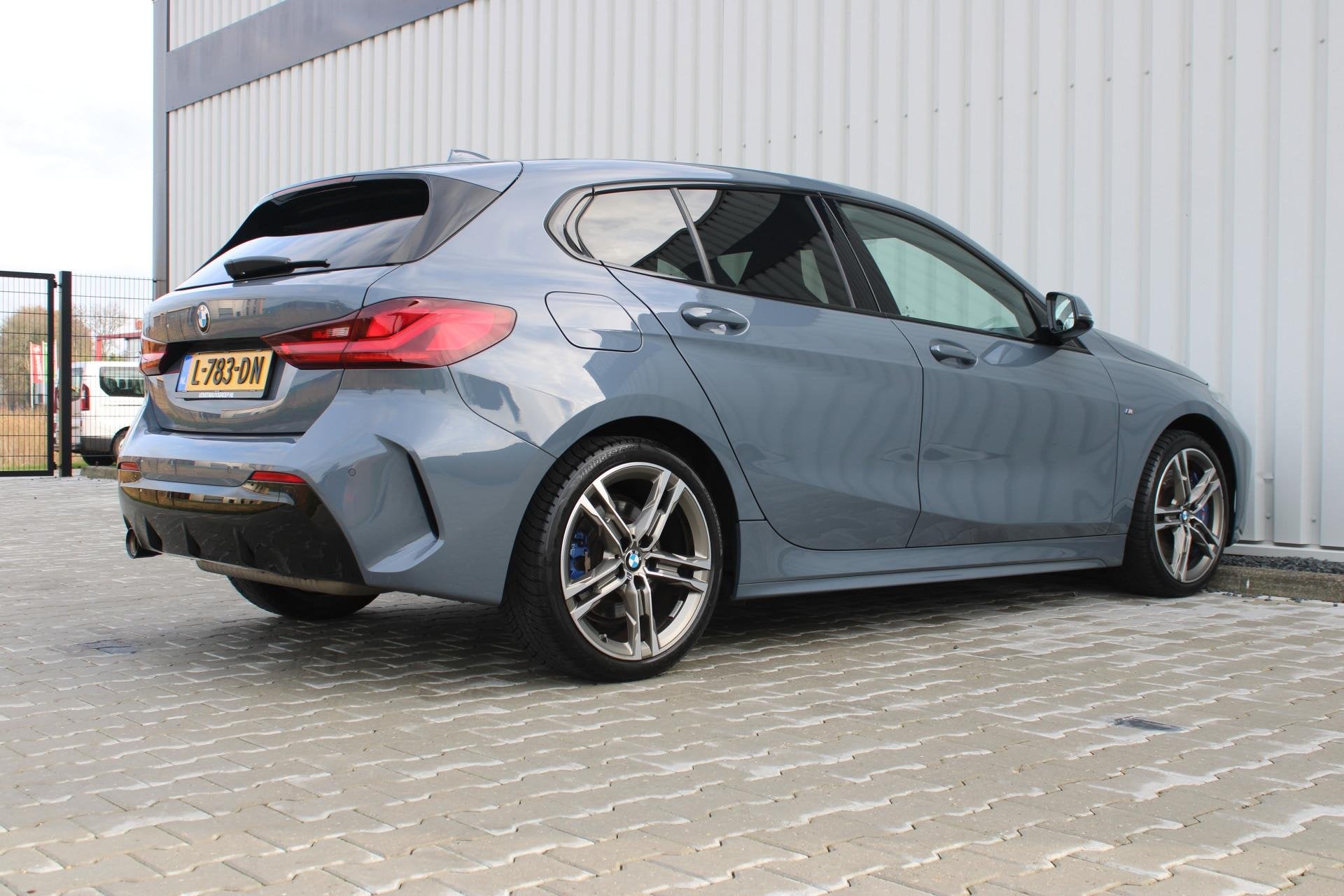 BMW 1-serie 118i High Executive M-sport | Incl. 12 maanden g, Auto's, Origineel Nederlands, Bedrijf, 3 cilinders, Zilver of Grijs