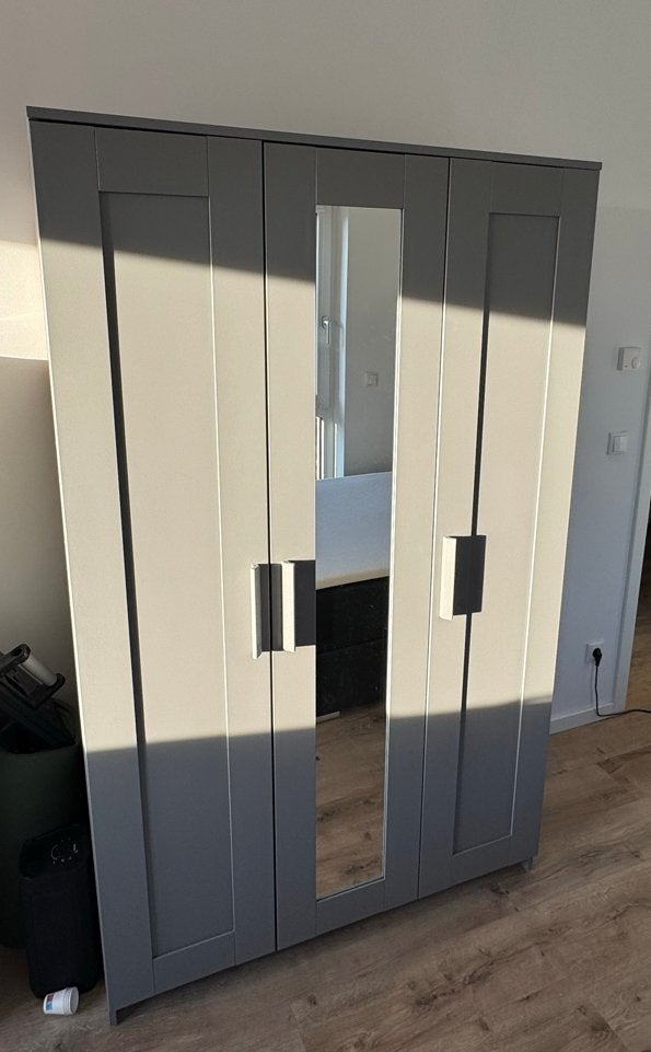 Grijze kledingkast met spiegel / Ikea Brimnes, Huis en Inrichting, 100 tot 150 cm, Ophalen of Verzenden, Zo goed als nieuw, 150 tot 200 cm