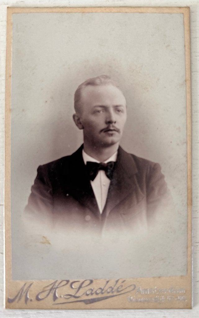 CDV Heer met snor fotograaf M.H. Laddé, Verzamelen, Foto's en Prenten, Ophalen of Verzenden, Voor 1940, Gebruikt, Overige onderwerpen