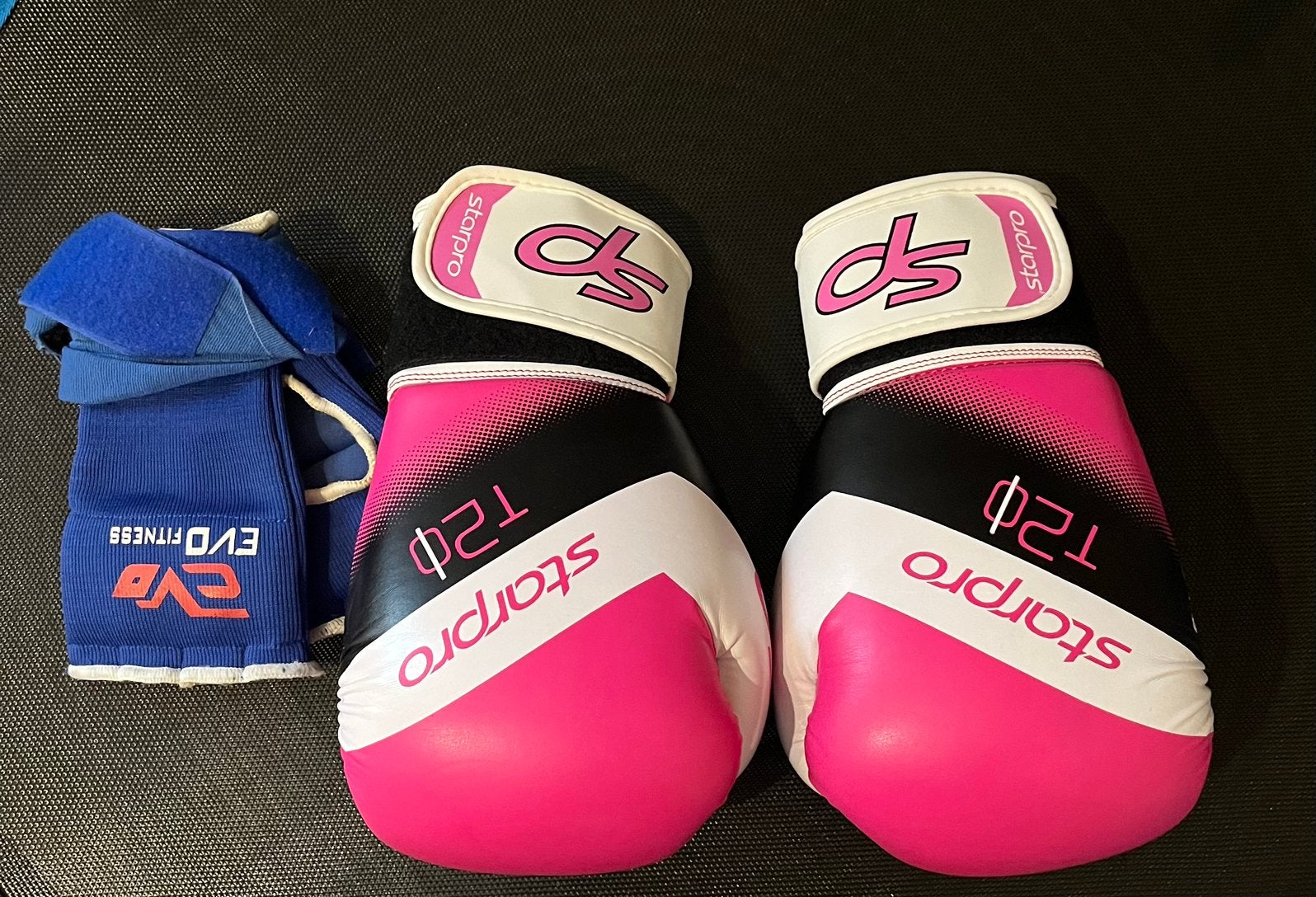 Ladies 12 oz boxing gloves +’gel hand wraps, Maat XS of kleiner, Ophalen, Zo goed als nieuw, Overige