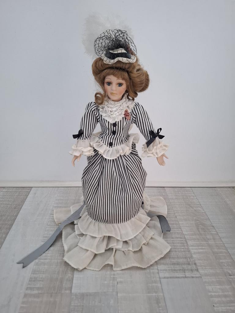 Vintage pop met muziek 48 cm hoog, Verzamelen, Poppen, Ophalen of Verzenden, Gebruikt, Pop