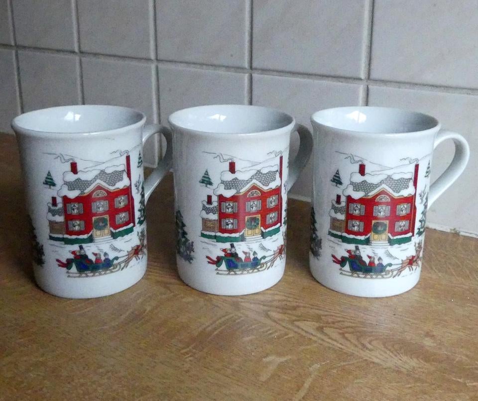 Kerstbekers 3 stuks vintage Kerst bekers porselein, Gebruikt, Ophalen of Verzenden, Overige stijlen, Kop(pen) en/of Schotel(s)