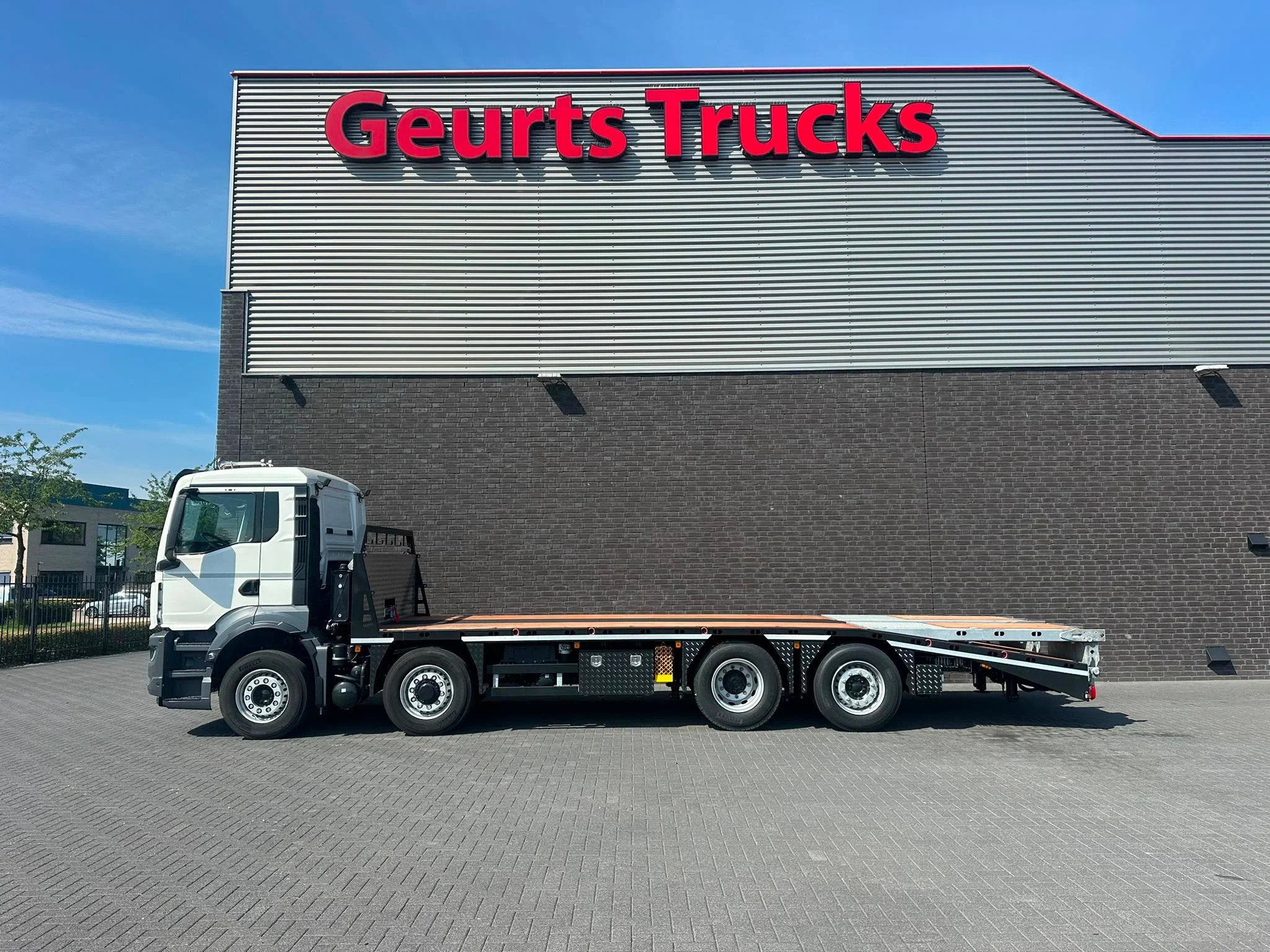 MAN TGS 35.520 8X2 OPRIJWAGEN/MACHINE TRANSPORTER/PLATEAU/, Automaat, Euro 6, MAN, Wit