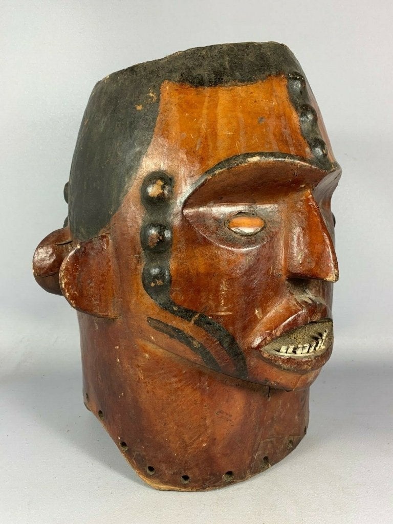 260995 Antique Afrikaans Ekoi head masker covered with hide, Ophalen of Verzenden