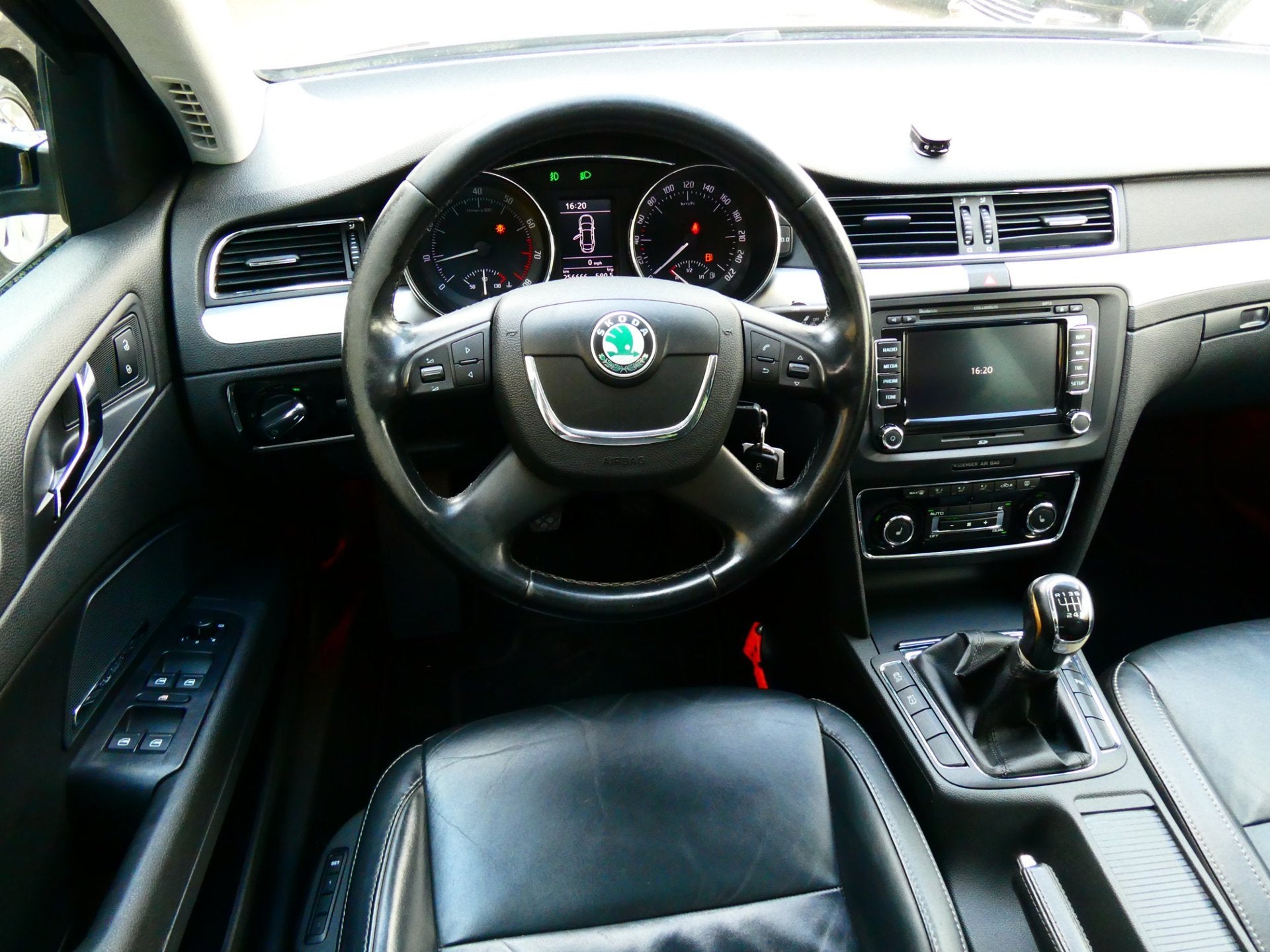 Skoda Superb 1.8 TSI Elegance 161pk Leder Navi Schuifdak Xen, Auto's, Voorwielaandrijving, Euro 5, Gebruikt, Zwart