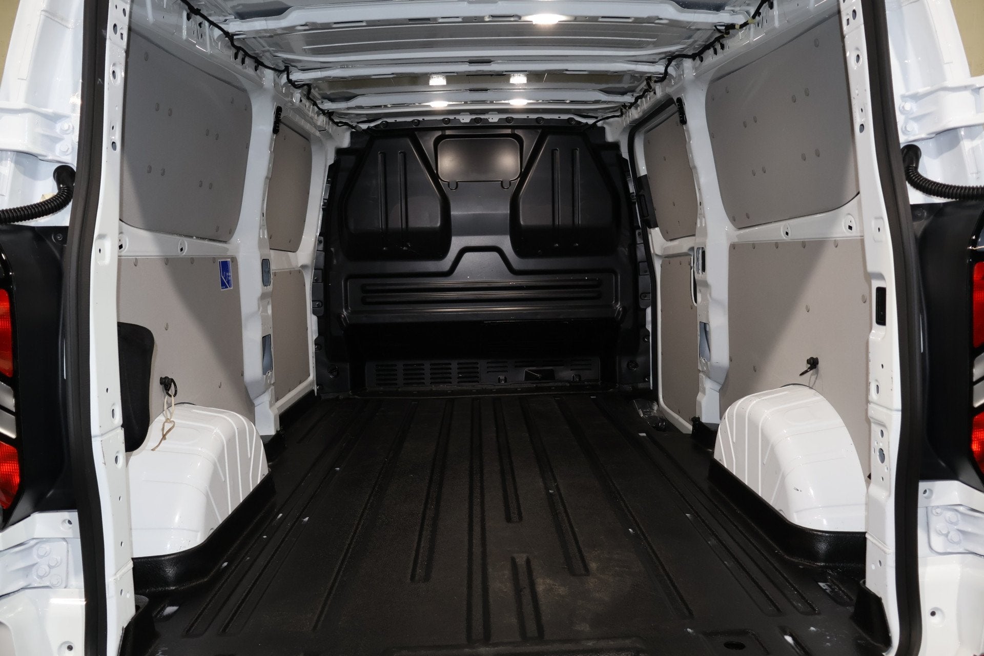 Ford Transit Custom 2.0 TDci 136pk L2 H1 Trend Airco Apple C, Voorwielaandrijving, Gebruikt, 1836 kg, 4 cilinders