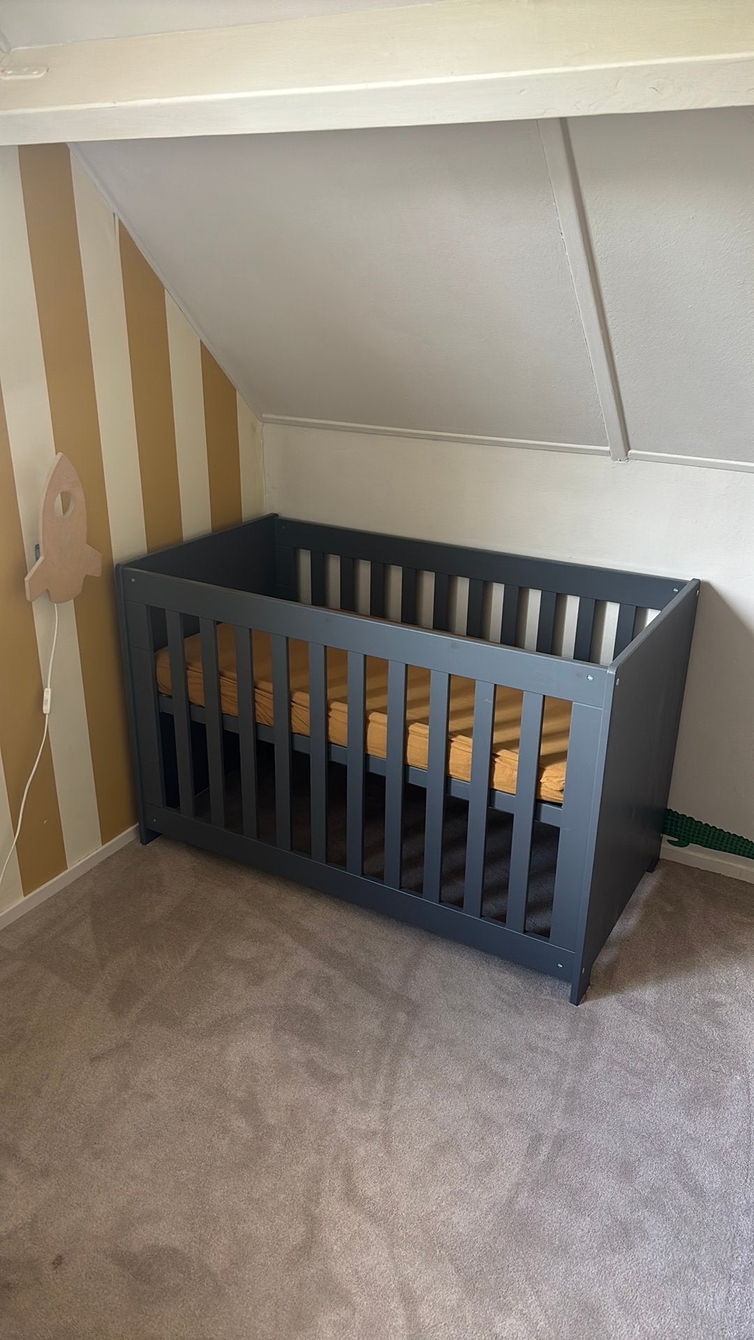 Mooi babyledikant antraciet van Woood, Ophalen, Zo goed als nieuw, Jongetje of Meisje