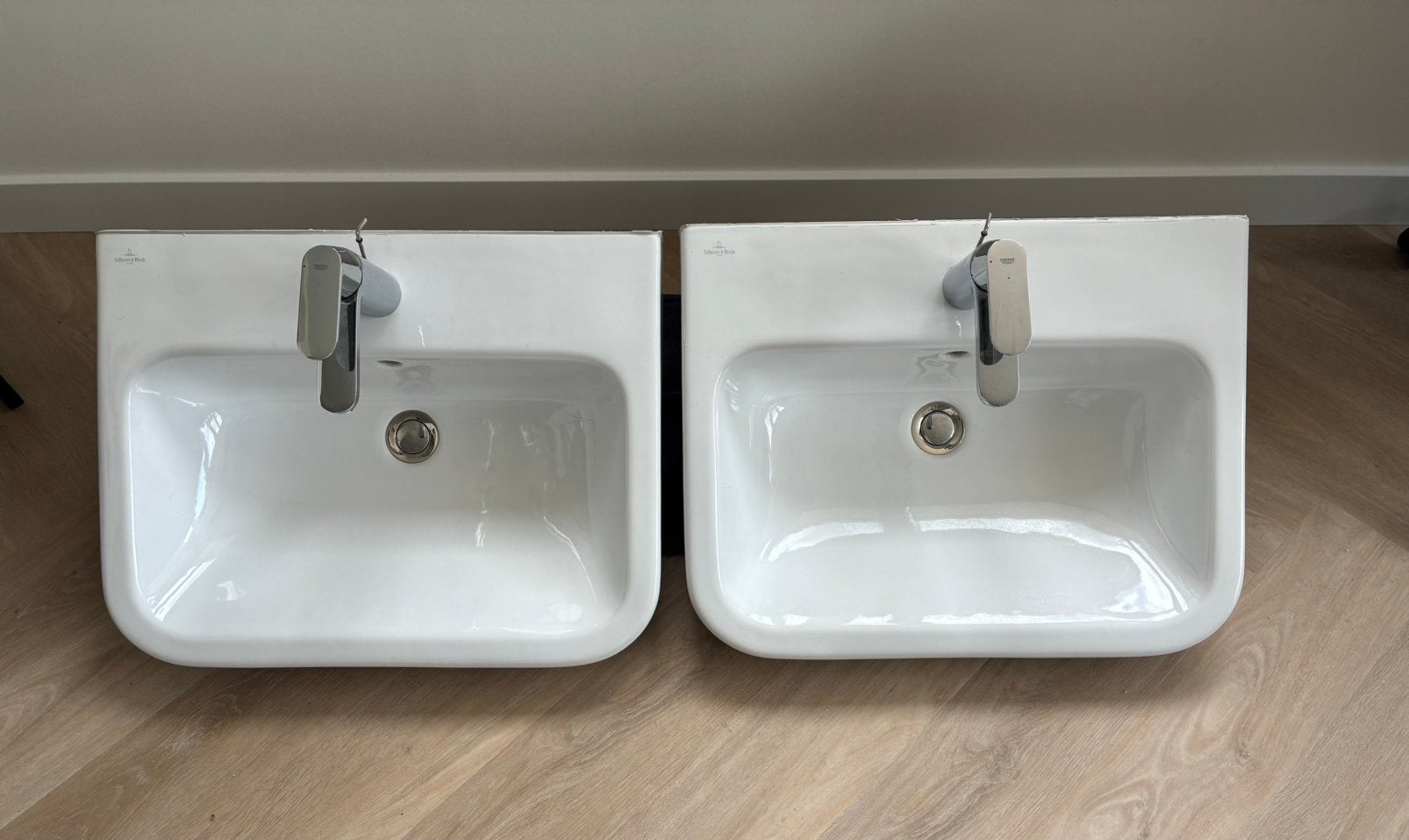 Twee nieuwe wastafels met kranen, Ophalen, 50 tot 100 cm, Zo goed als nieuw, Minder dan 100 cm