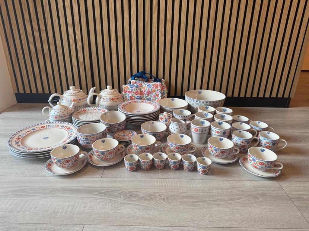 67 items Yvon Jaspers kakelbont servies!, Huis en Inrichting, Gebruikt, Overige typen, Ophalen of Verzenden, Overige stijlen