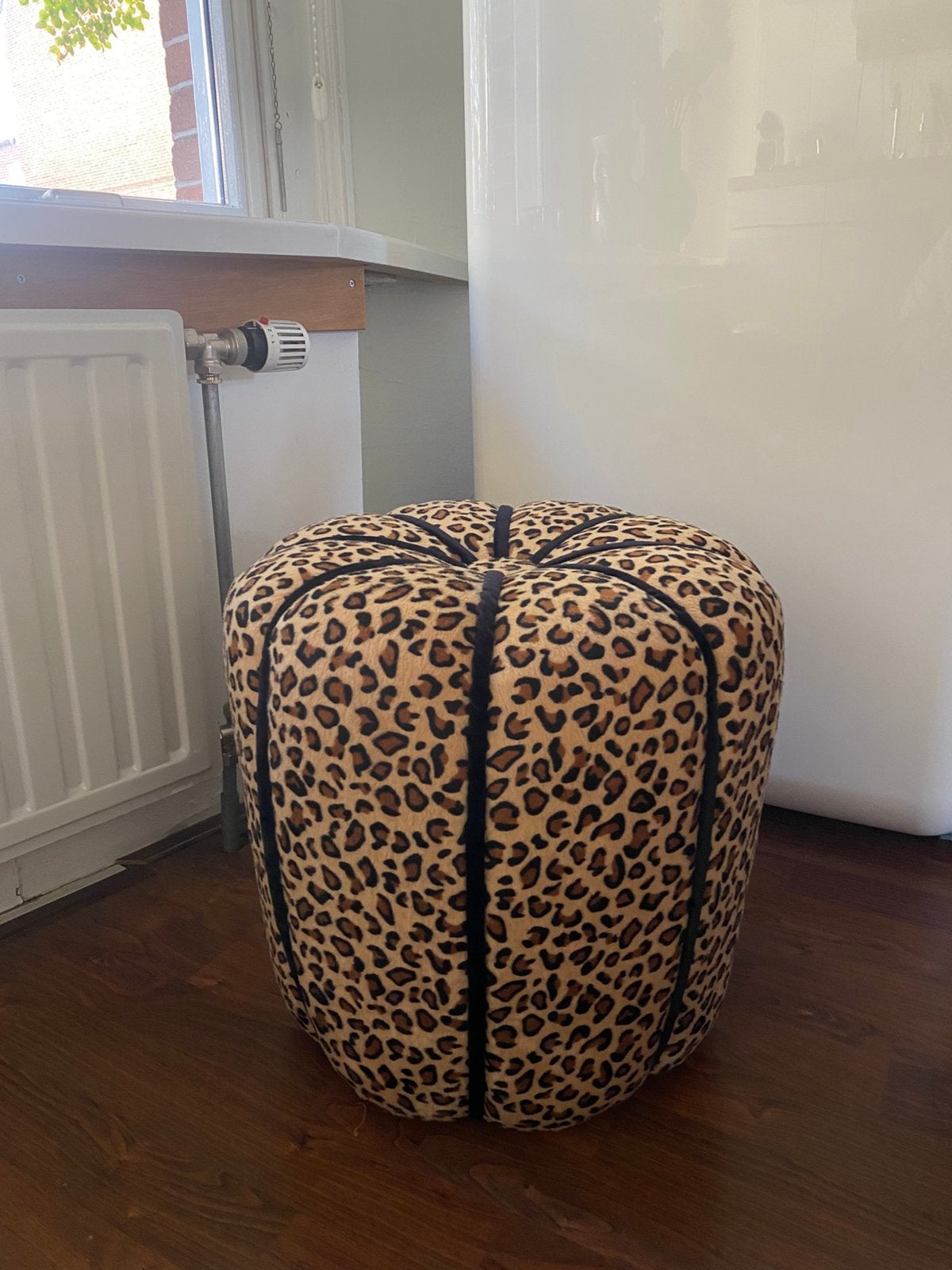Vintage leopard poef / hocker, Minder dan 50 cm, Rond, Minder dan 50 cm, Ophalen of Verzenden