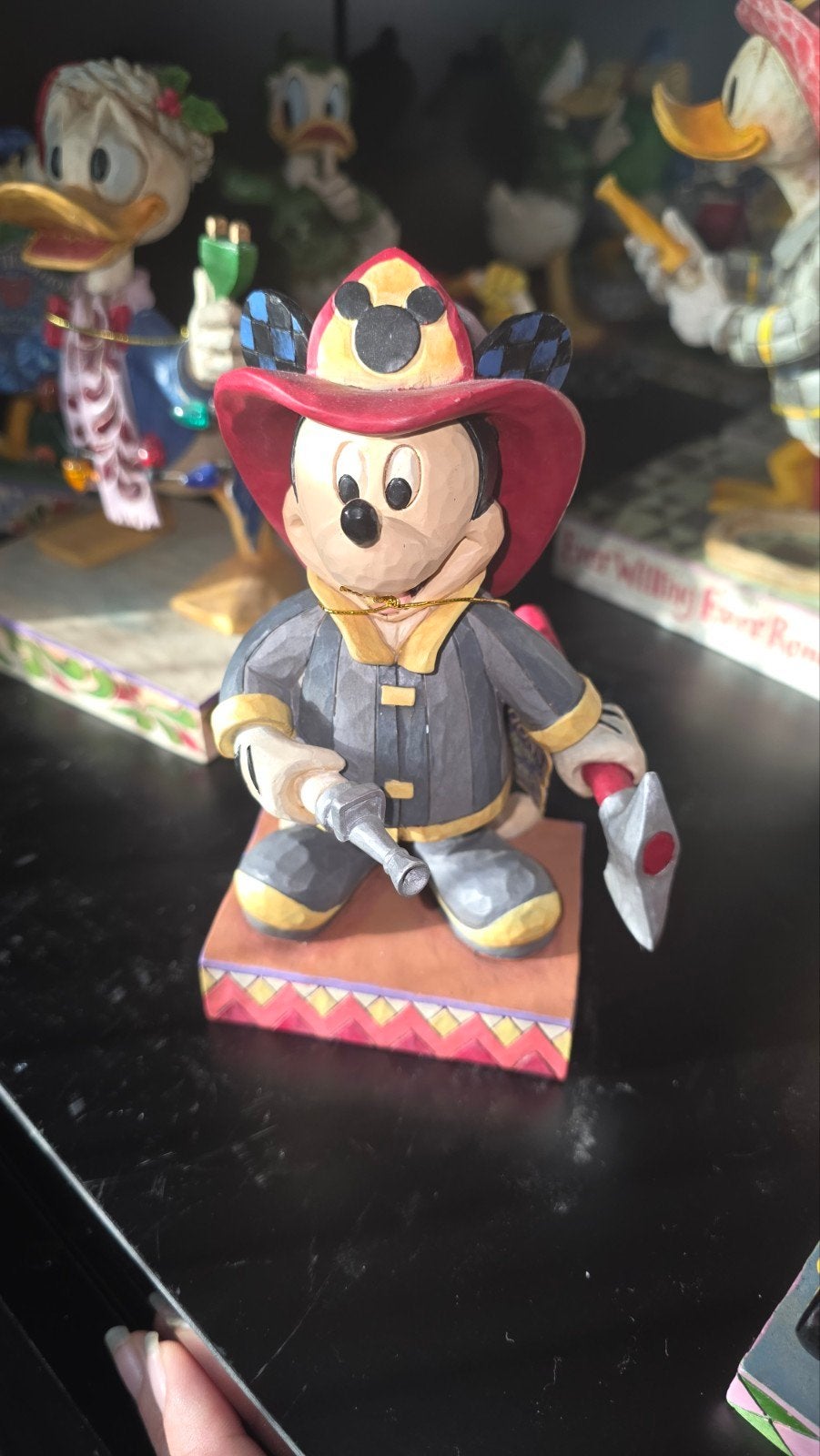 Zeldzaam Disney Traditions Mickey Brandweer beeld met doos, Verzamelen, Ophalen, Mickey Mouse, Zo goed als nieuw, Beeldje of Figuurtje
