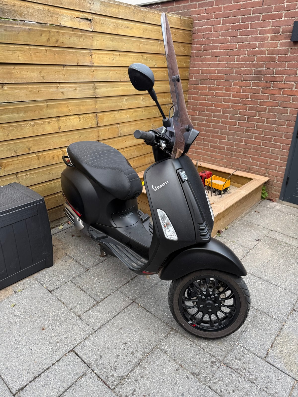 Vespa Sprint 2022 Mat Zwart snorscooter - Zo goed als nieuw, Overige modellen, Maximaal 45 km/u, Ophalen of Verzenden, Zo goed als nieuw