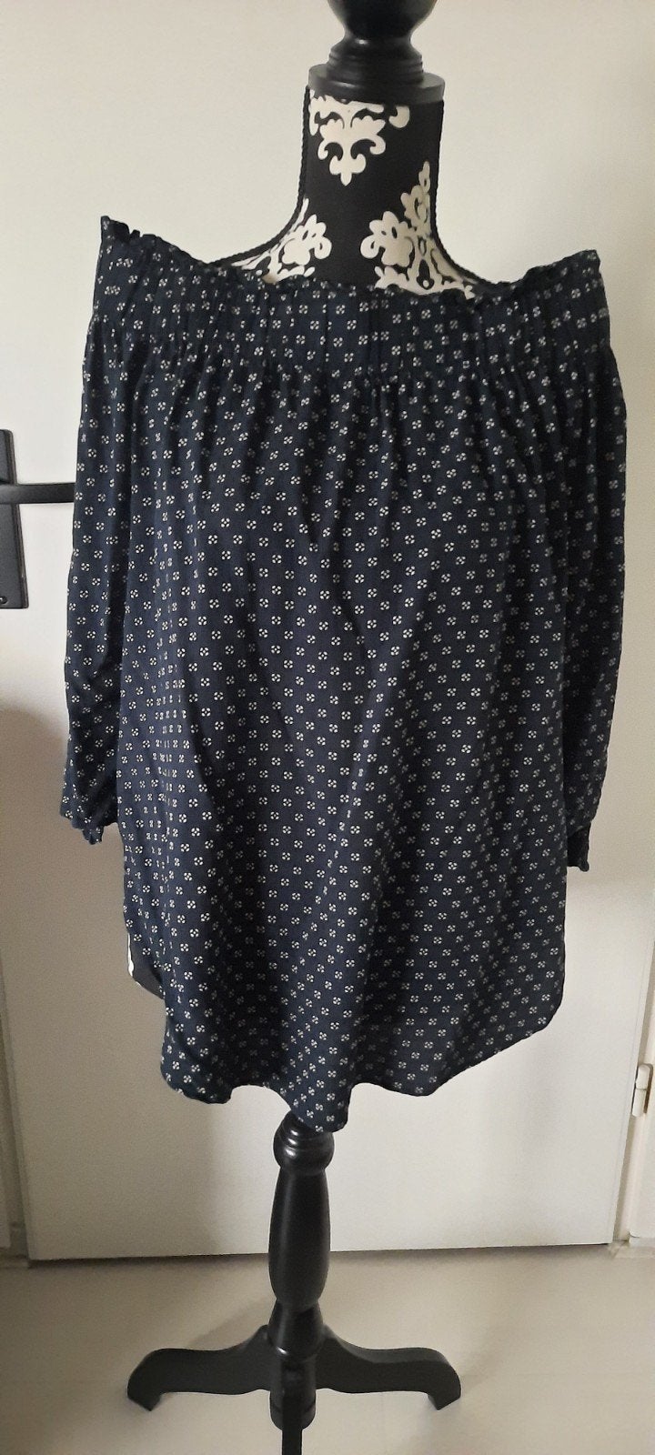 Leuke blauwe H&M top met bloemetjespatroon, maat 38, Kleding | Dames, Tops, Maat 38/40 (M), H&M, Zo goed als nieuw, Lange mouw