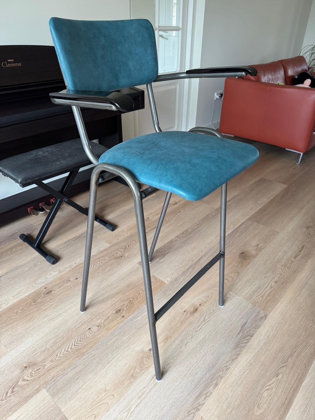 Twee barkrukken, nieuwstaat (zwart en antraciet frame), Huis en Inrichting, Barkrukken, Ophalen, Met voetsteun, Nieuw, 90 cm of meer