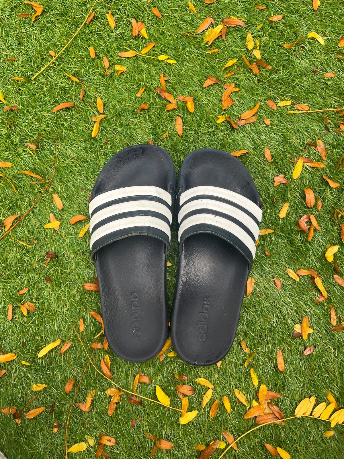 Adidas Adilette slippers - Zwart met witte strepen, Zwart, Zo goed als nieuw, Ophalen, Slippers