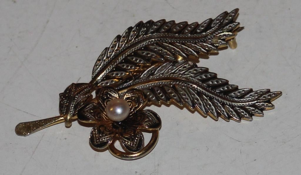 Broche goudkleurig met parel 117556, Overige materialen, 4 tot 7 cm, Ophalen of Verzenden, Zo goed als nieuw