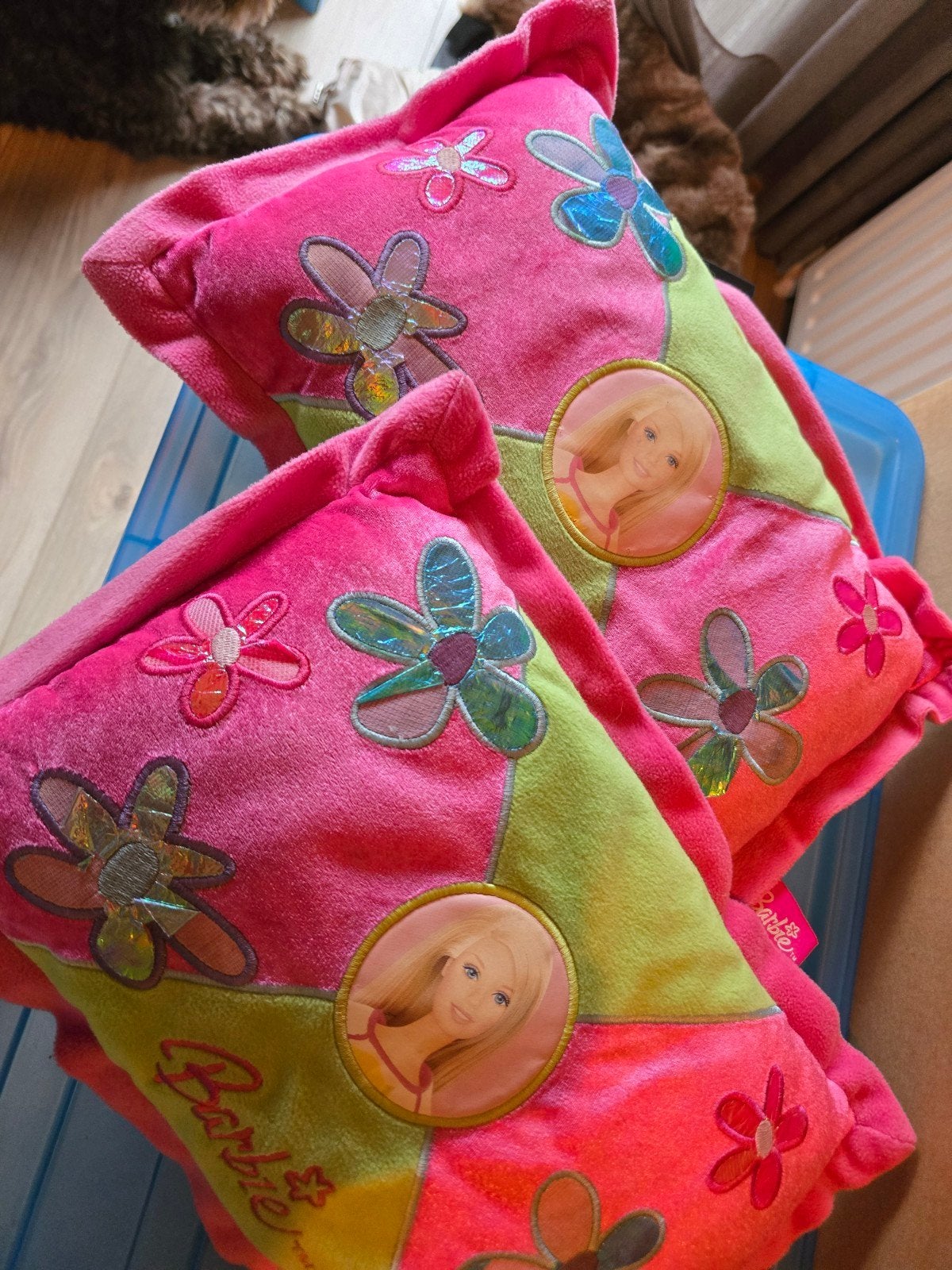 2 Barbie kussens - Roze met bloemen en Barbie afbeelding, Ophalen of Verzenden