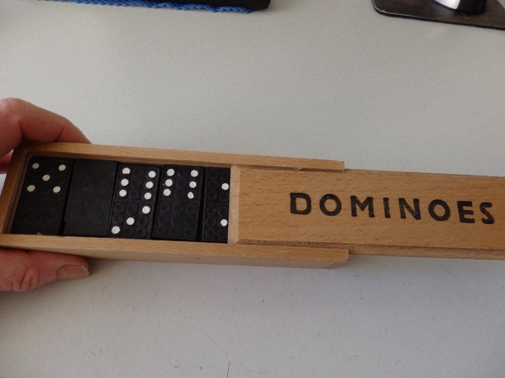 Dominoes  stenen in kistje, Ophalen of Verzenden, Zo goed als nieuw