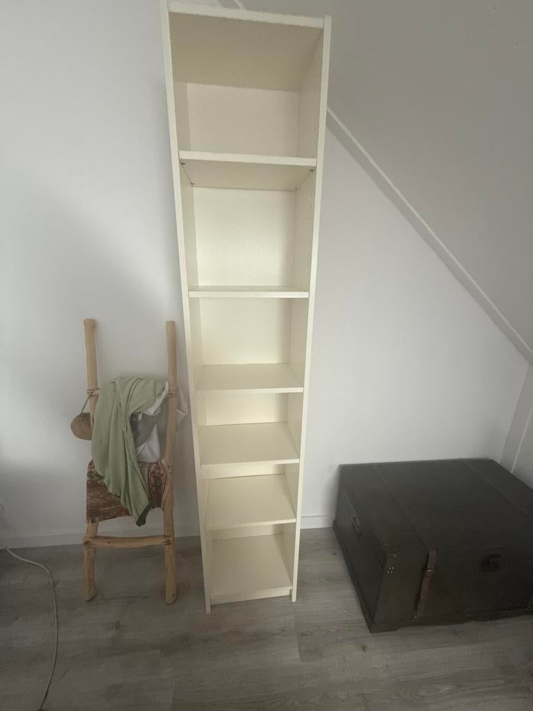 2 hoge witte IKEA kasten met uitsparing voor plinten, Huis en Inrichting, Stoffering | Vloerbedekking, Ophalen, Gebruikt