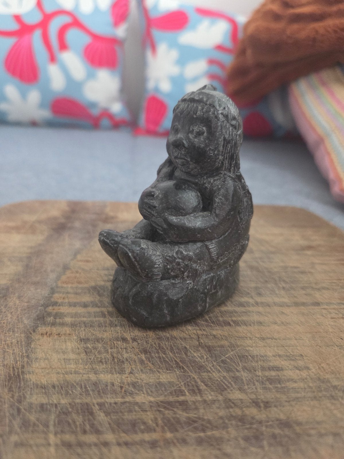 Inuit beeldje van speksteen, 7 cm hoog, Antiek en Kunst, Overige onderwerpen, Minder dan 20 cm, Ophalen of Verzenden, Handgemaakt