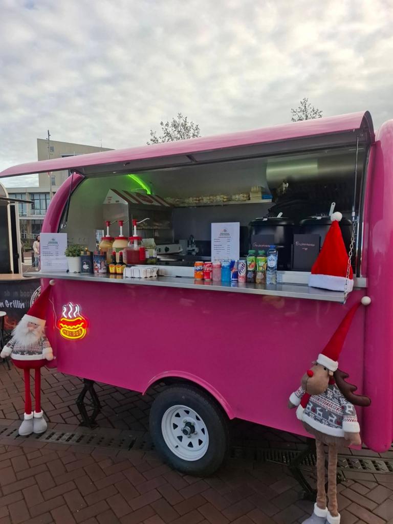 Roze Foodtruck, patat, poffertjes, hamburgers, hotdog, nacho, Ophalen