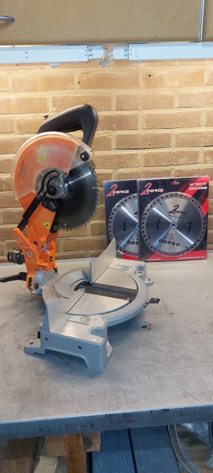 Einhell Zaagmachine met 2 nieuwe widia zaagbladen, Ophalen, Einhell, Zo goed als nieuw, Afkortzaag