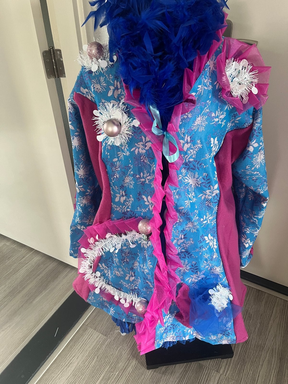 Nieuwe exclusieve vrolijke Carnavalsjas ruime xl, Kleding | Dames, Carnavalskleding en Feestkleding, Carnaval, Maat 46/48 (XL) of groter