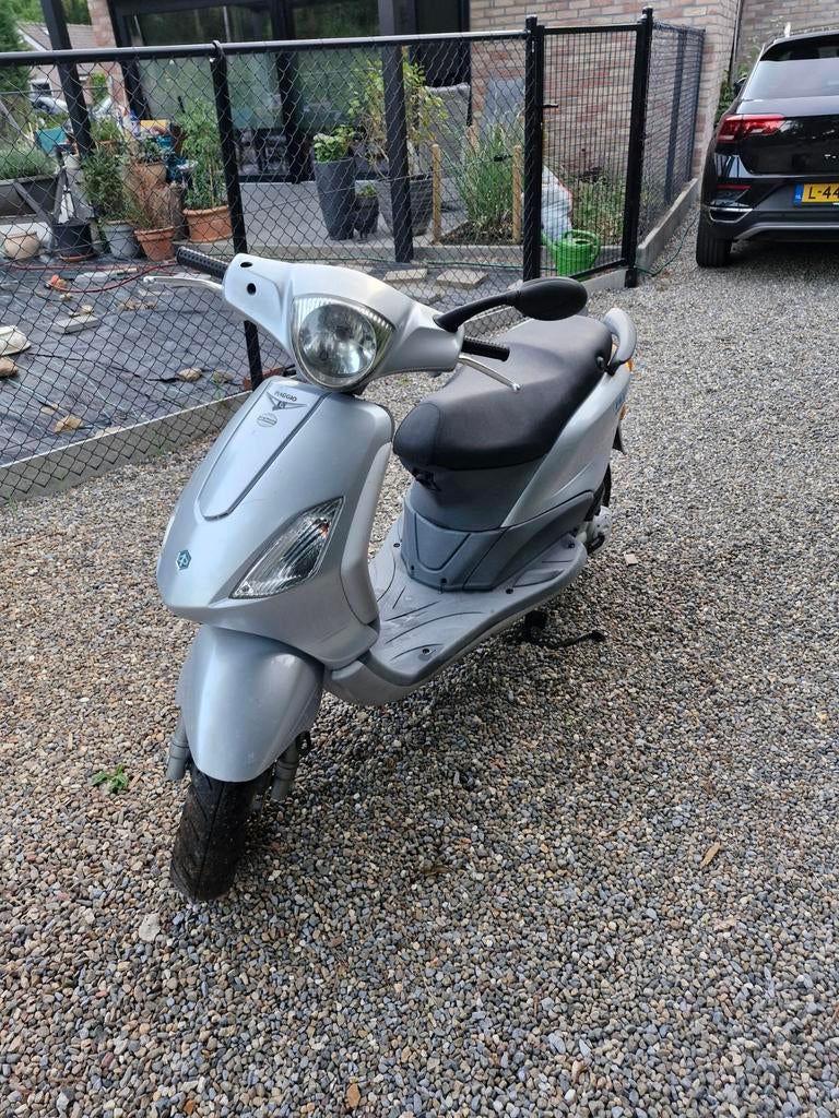 Piaggio fly, Fietsen en Brommers, Scooters | Piaggio, Zo goed als nieuw, Fly, Benzine, Ophalen of Verzenden