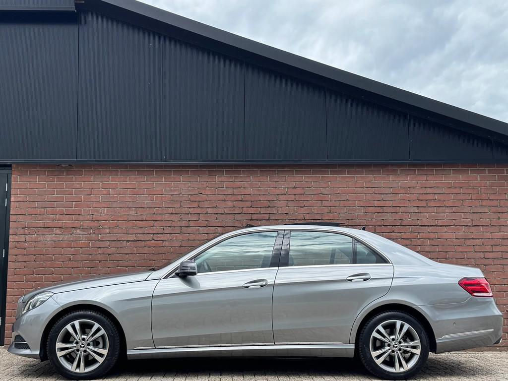 Mercedes-Benz E-Klasse 200 | NL-AUTO! | DEALER OH! | LEDER!, Auto's, Automaat, Achterwielaandrijving, Gebruikt, 4 cilinders
