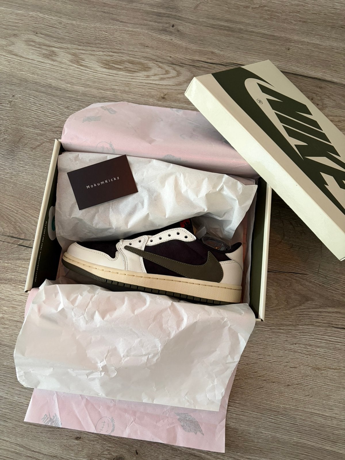 Jordan 1 Low Travis Scott ‘Olive’ maat 38,5, Ophalen of Verzenden, Nieuw