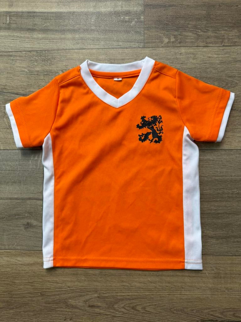 Sport oranje  shirt maat 92, Kinderen en Baby's, Kinderkleding | Maat 92, Ophalen of Verzenden, Zo goed als nieuw, Jongen, Sport- of Zwemkleding